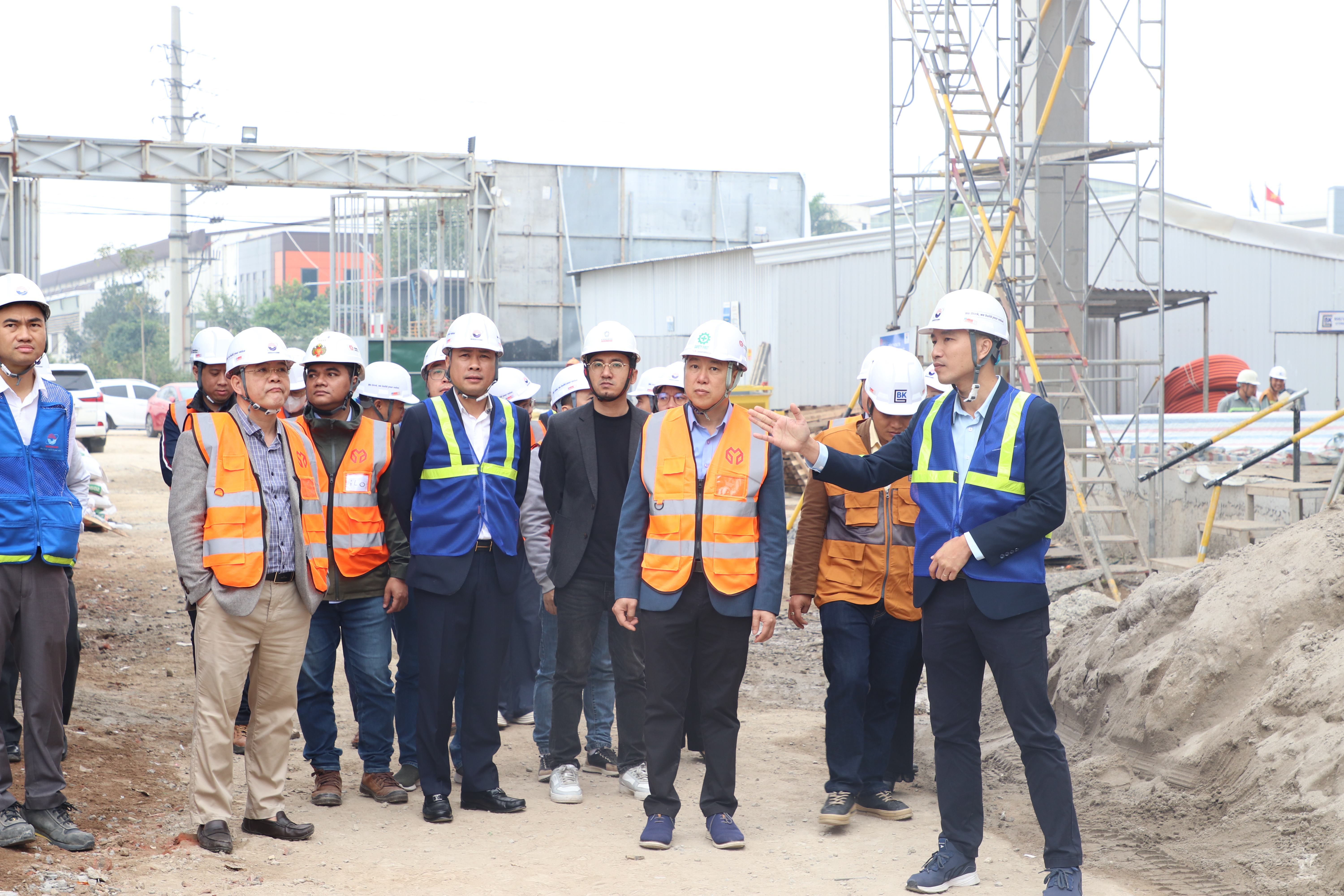 GREEN GROUP TỔ CHỨC THÀNH CÔNG LỄ CẤT NÓC NHÀ MÁY SẢN XUẤT THUỐC THÚ Y & VẮC XIN ĐẠT CHUẨN GMP – WHO IMG 3467